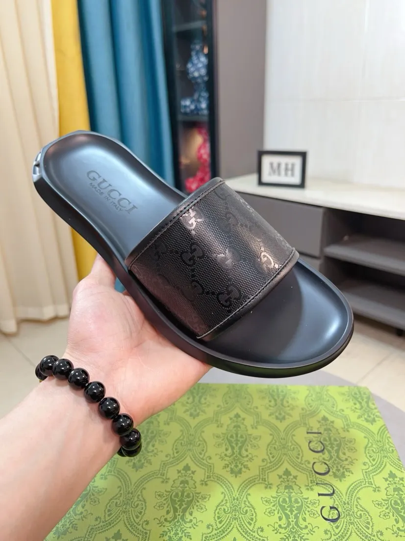 Men's shoes 💰260🌹🌹 (gucci-Gucci) New men's slippers, high-end boutique, made of cowhide, with exquisite embossed logo decoration on the upper, fine workmanship, super soft soles, casual, loose and comfortable, a must-have in summer! \nsize：38-44